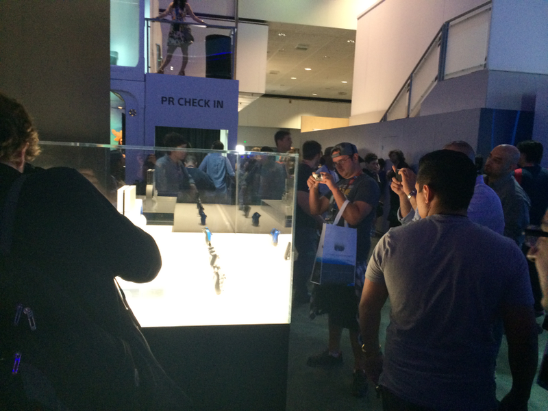 Illustration for article titled Pictures of People Taking Pictures of Things At E3 2014